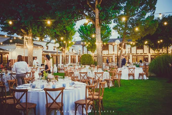 Rocío y Álvaro — Elegante, atemporal, botánico pero muy sobrio. Estética muy madrileña en la iglesia y campestre-chic en Segovia — Hotel Caserio Aldeallana